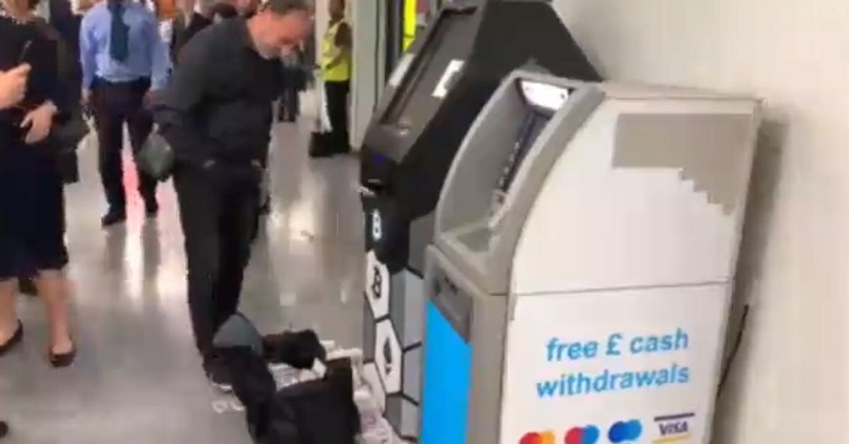Londra bancomat in tilt sforna centinaia di banconote a ritmo vertiginoso