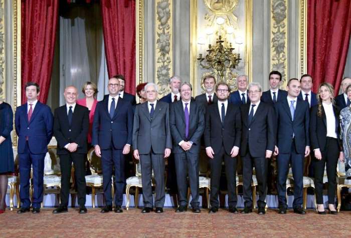 Renzi si auto dimette e si auto rinomina per interposta persona in un governo che è la fotocopia del precedente