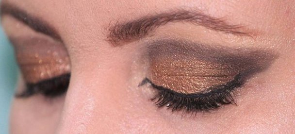 DAL MONDO - Uomo chiede il divorzio dopo aver visto la moglie senza trucco
