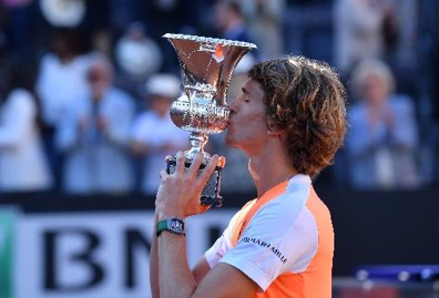 Alexander Zverev conquista Roma e sconfigge Djokovic in una finale tutta Head