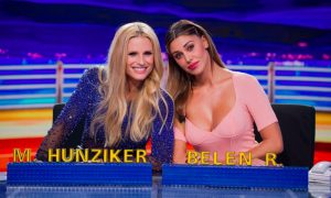 Belen Rodriguez: il look ironico e sexy sul bancone di Striscia la Notizia