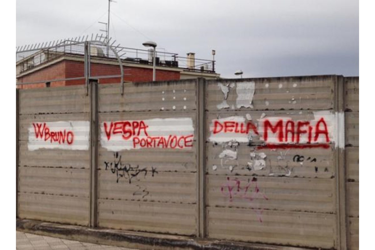 Catania, spunta la scritta W Bruno Vespa, portavoce della Mafia
