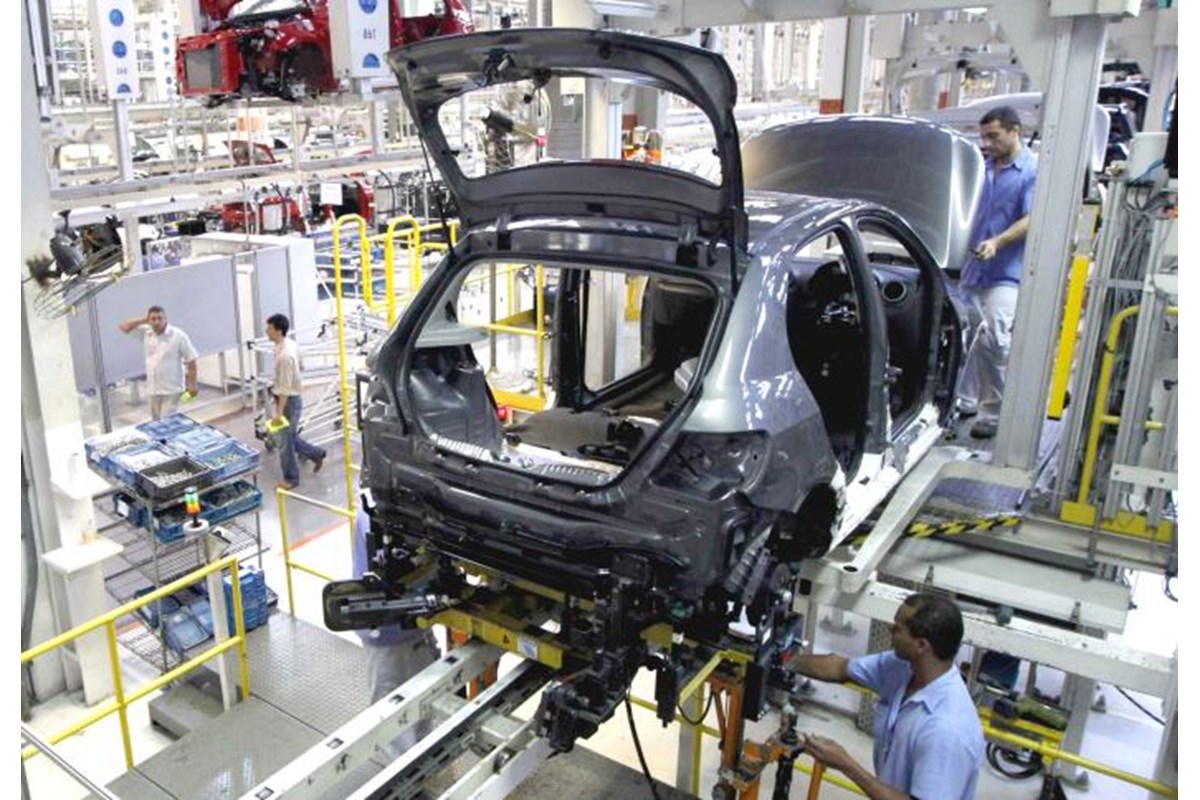 Ancora in calo la produzione industriale a dicembre 2015