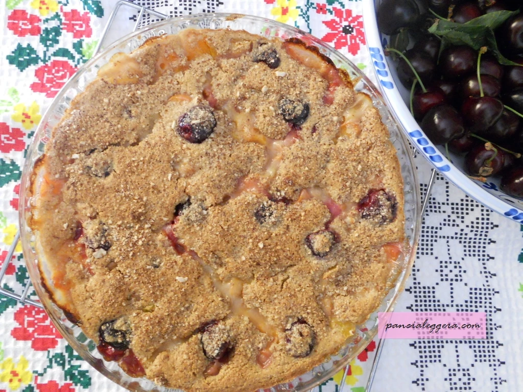 Una ricetta rivisitata e molto light del clafoutis alla frutta senza uova, burro e farina.