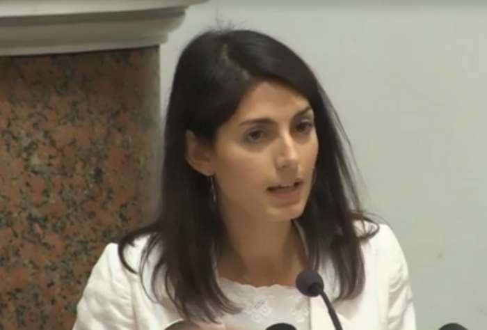Virginia Raggi annuncia un piano, finanziato dall'Europa, per chiudere i campi rom a Roma