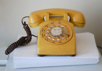 I giorni contati del telefono fisso: si usa il cellulare anche in casa