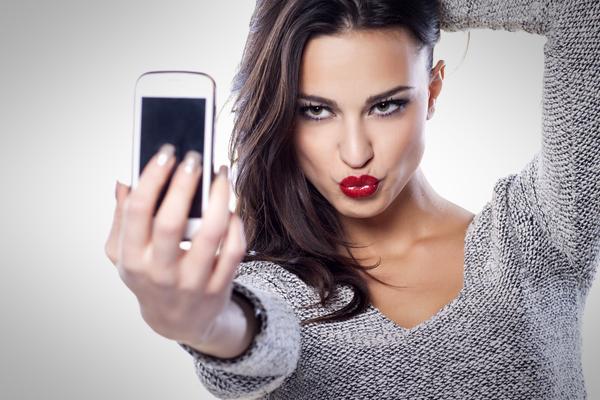 L'università di Toronto: chi scatta selfie è narcisista