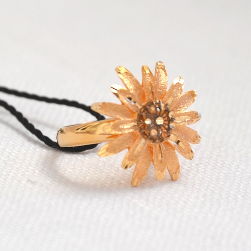 Gioielli oro 18 kt primavera-estate 2016: anello a forma di Margherita