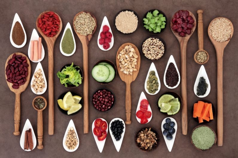 Gli 8 superalimenti tra i cibi naturali più ricchi di nutrienti benèfici per la salute