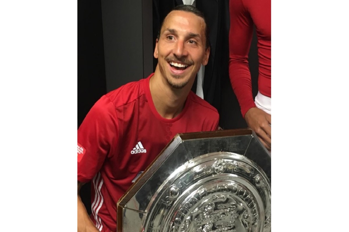 Ibra regala la Community Shield a Mourinho