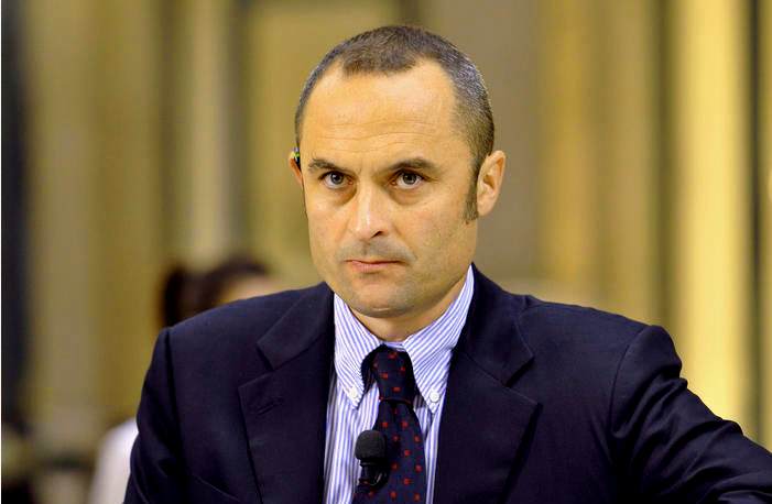Il ministro Costa intima l'alt ai giudici sulla stepchild adoption