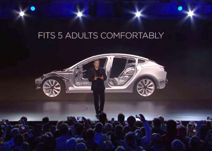 Tesla lancia la Model 3, auto elettrica per il mercato di massa