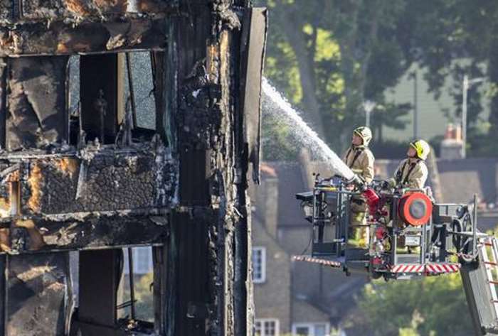 Theresa May: altri grattacieli a Londra sono a rischio incendio