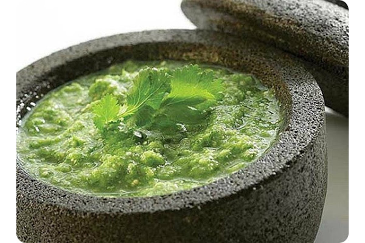 La salsa verde, preparata con pomodori verdi, cipolla e peperoncino piccante è alla base di tante altre ricette messicane.